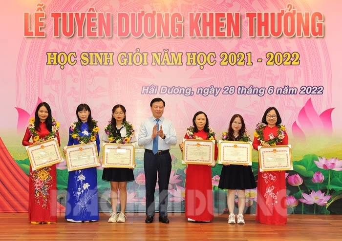 Tuyên dương, khen thưởng học sinh giỏi năm học 2021-2022